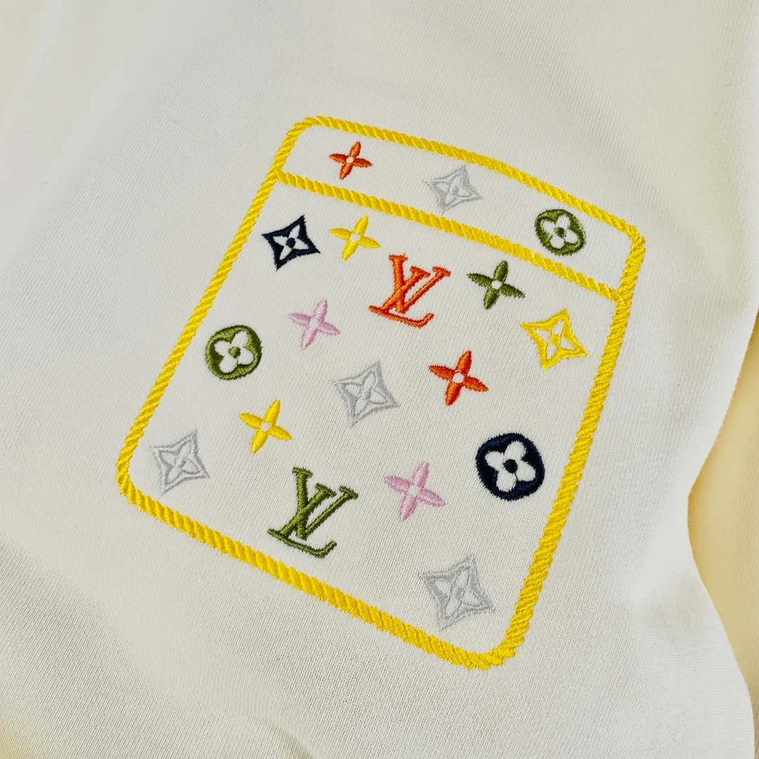 🅿️320 Brand: Louis Vuitton🤳𝗟𝗩 Fabric: ☑️Made of 440g double-strand pure cotton terry👕 Fabric: ☑️Thread with 1*1 double yarn thread. 🔜Comes with dyeing in the same tank. Craftsmanship: ☑️The embroidery uses 3D three-dimensional embroidery technology, 🇧🇫The original computer scan and print is restored 1:1. The pattern is clear and the needle count is dense. It is a rare high-end product on the market! 🇲🇩All three standards are complete! Size: ☑️S 〰️M 〰️L 〰️XL 〰️XXL